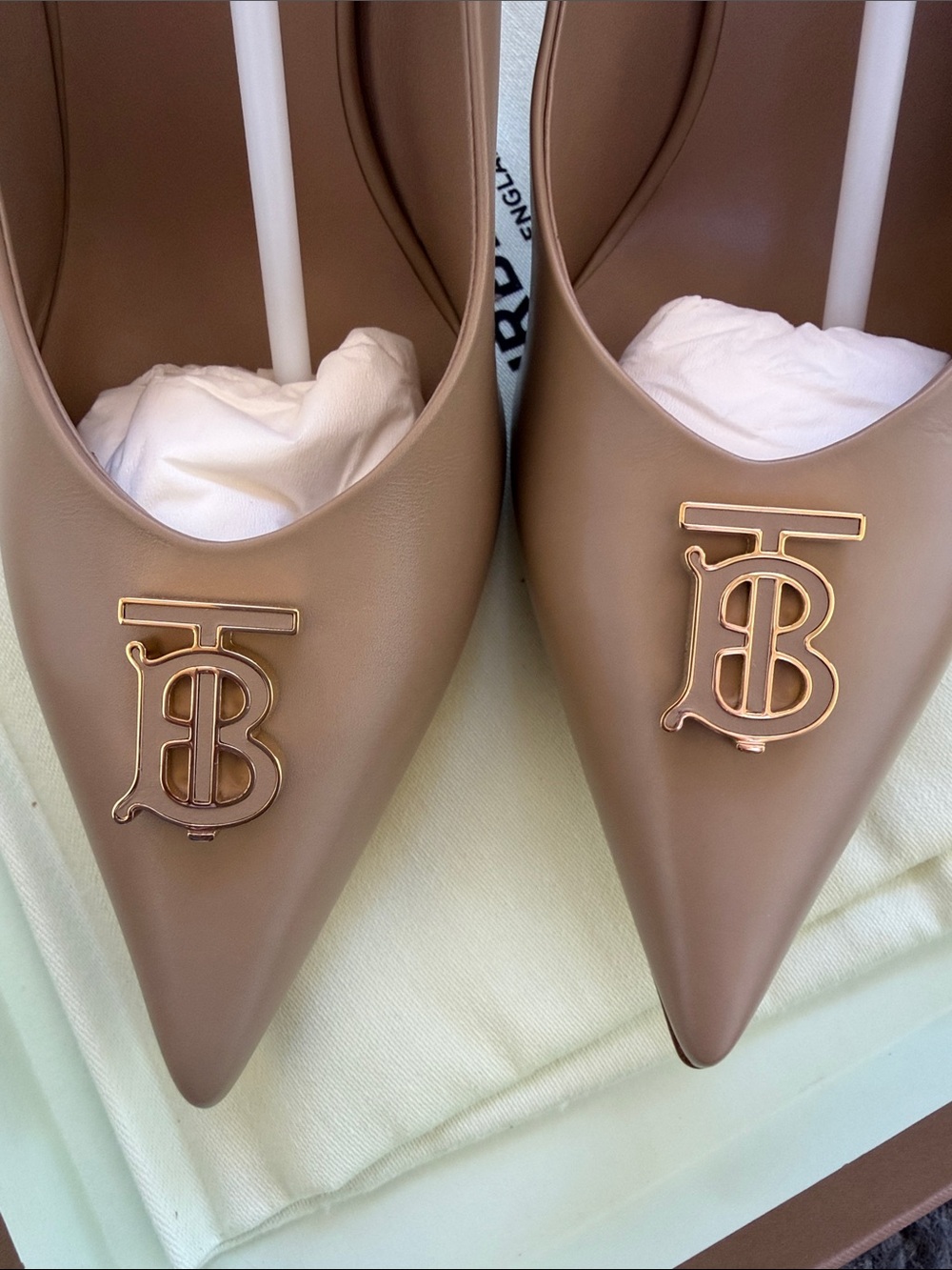 NWT Burberry Ezra Nude/Tan Pointed Leather Pumps with Gold TB Emblem size 37.5 - Picture 3 of 11